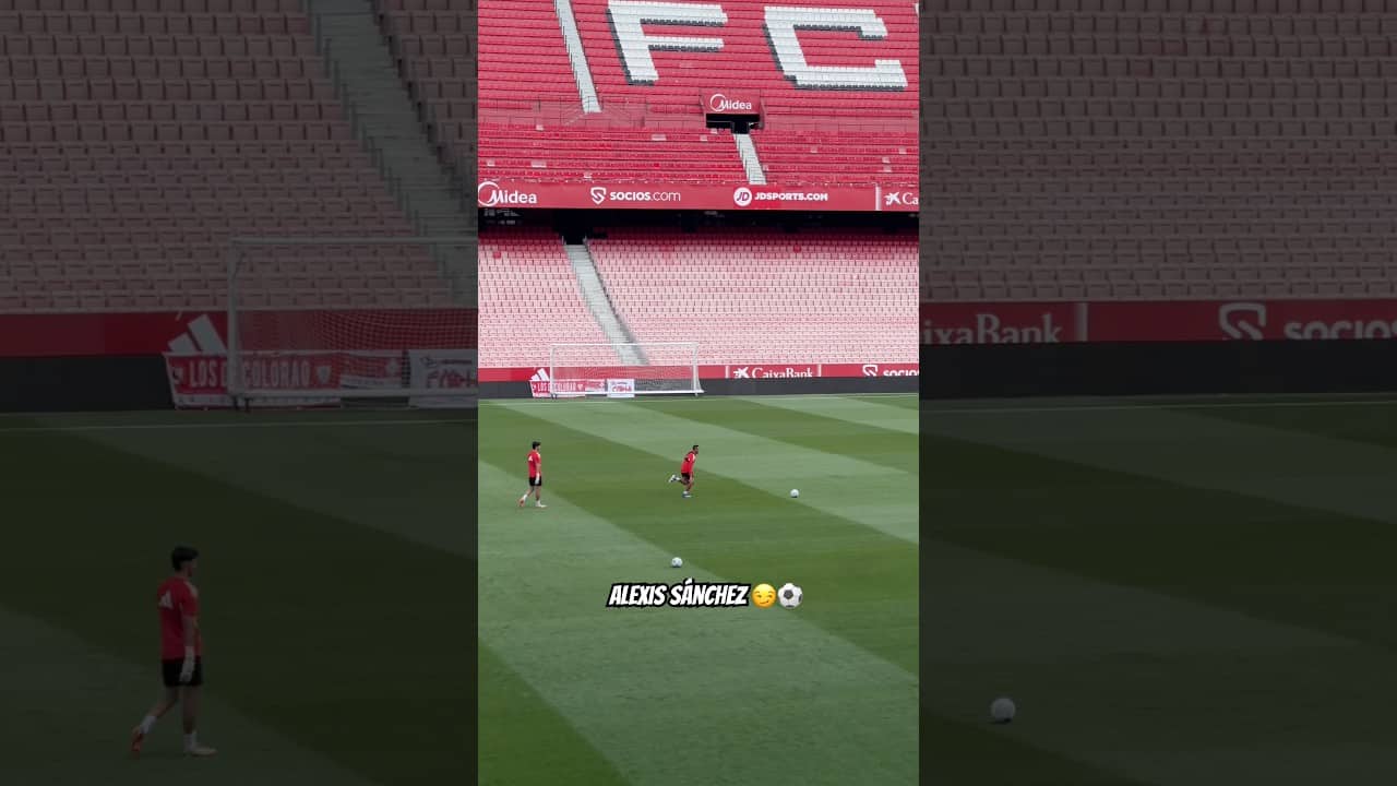 Alexis Sánchez afinando la puntería…🫣⚽️ #sevillafc #futbol #shorts