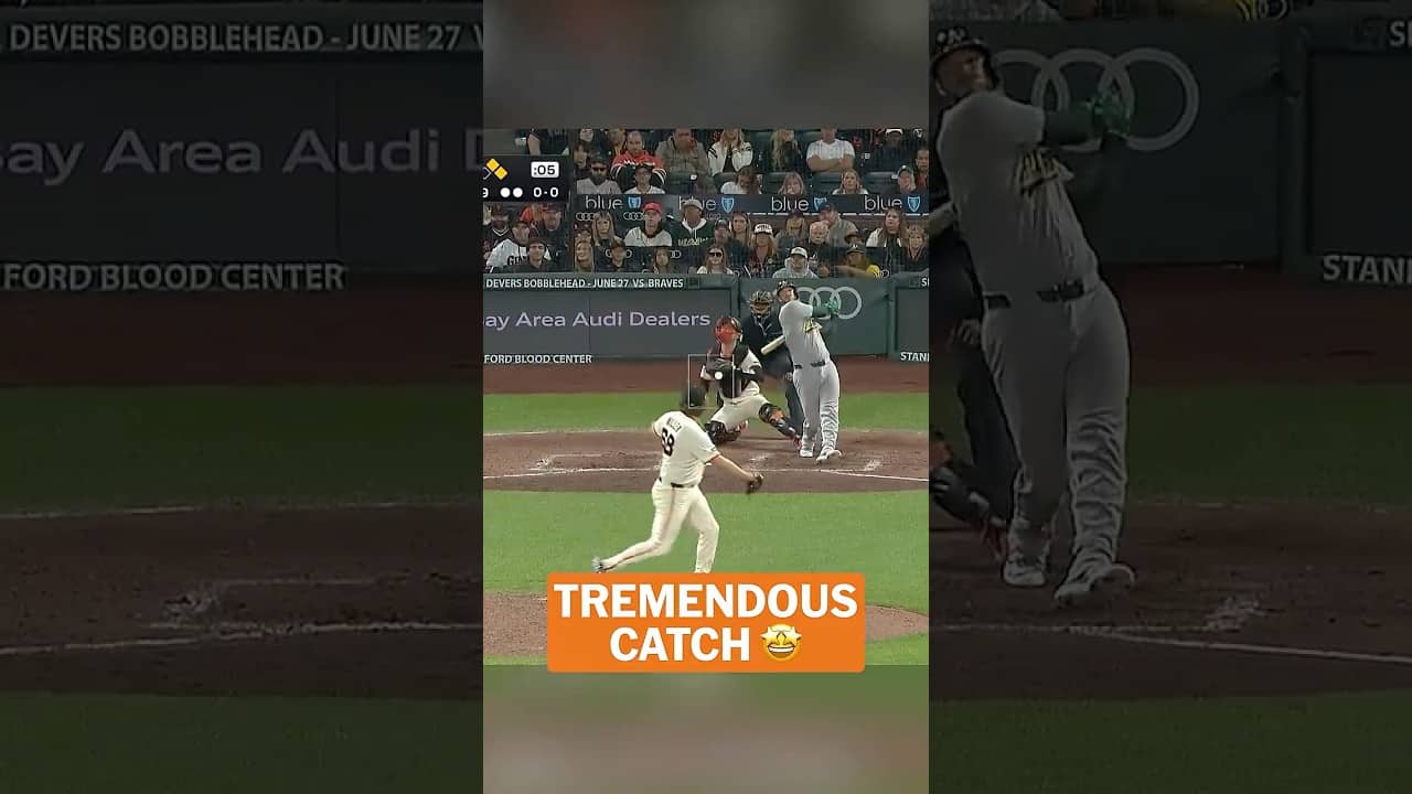 Jung Hoo Lee makes an incredible catch in the right field corner! 😲