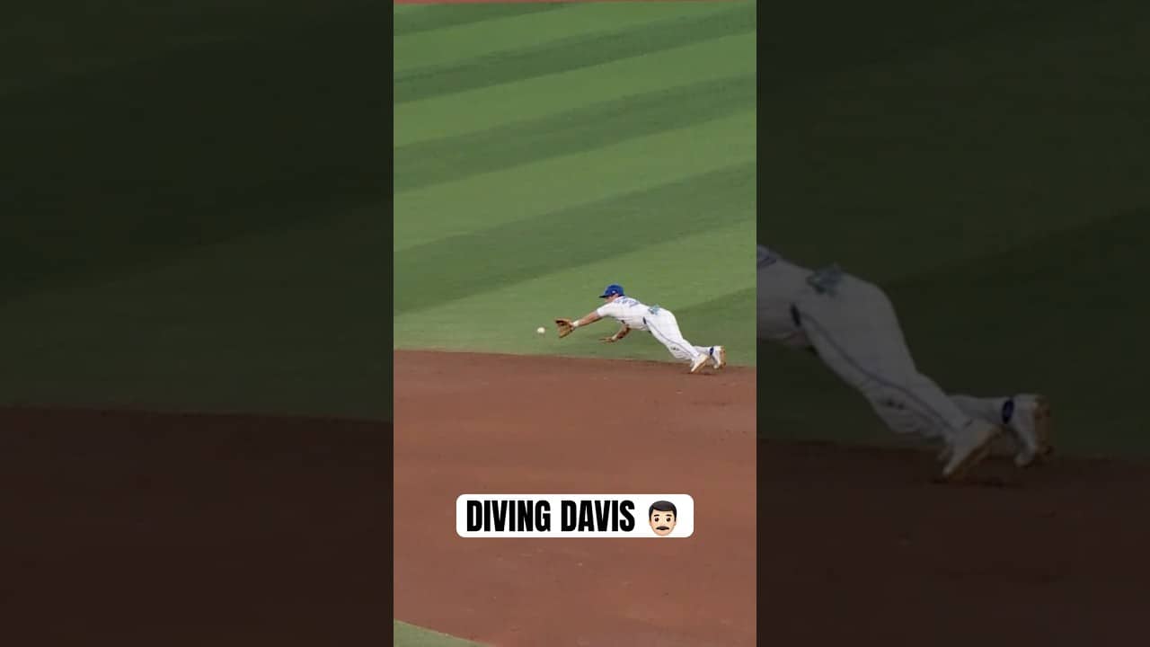 DIVING DAVIS SCHNEIDER 👨🏻 #MLB #Toronto #BlueJays