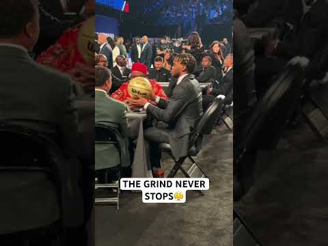 Ebuka Okorie dribbles his draft ball 🏀