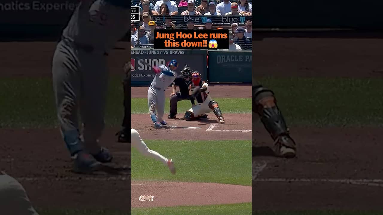 Jung Hoo Lee makes a beautiful running grab to take away an extra-base hit! 이정후