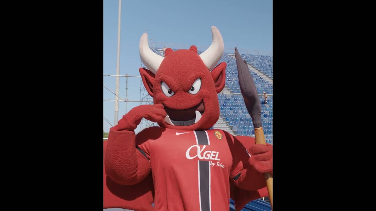 👹🎾 Dimonió visita a 𝐂𝐡𝐚𝐦𝐩𝐢, mascota del Vanda Pharmaceuticals Mallorca Championships | RCD Mallorca