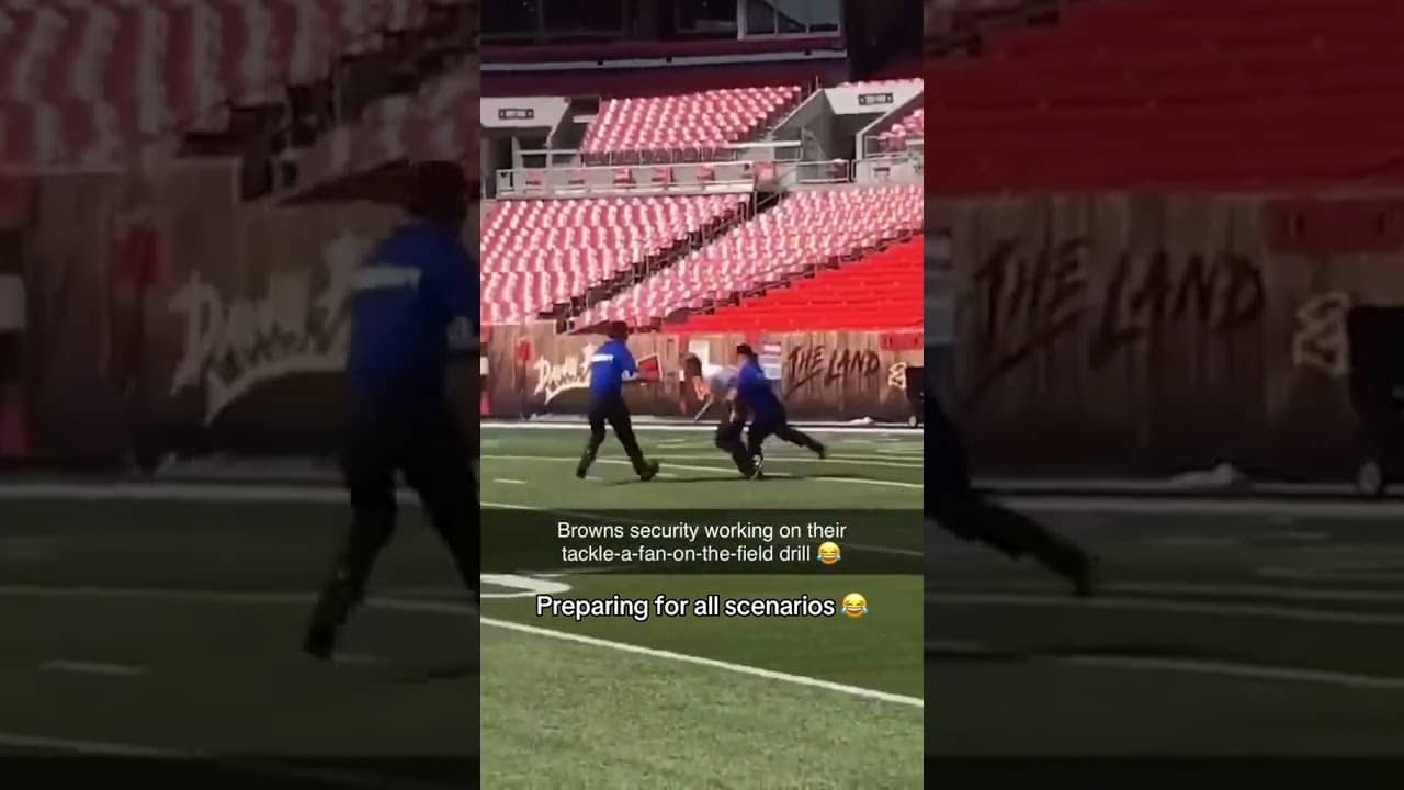 When Browns security was working on their tackle-a-fan-on-the-field drill 🤣 (via johnclarknbc/TT)