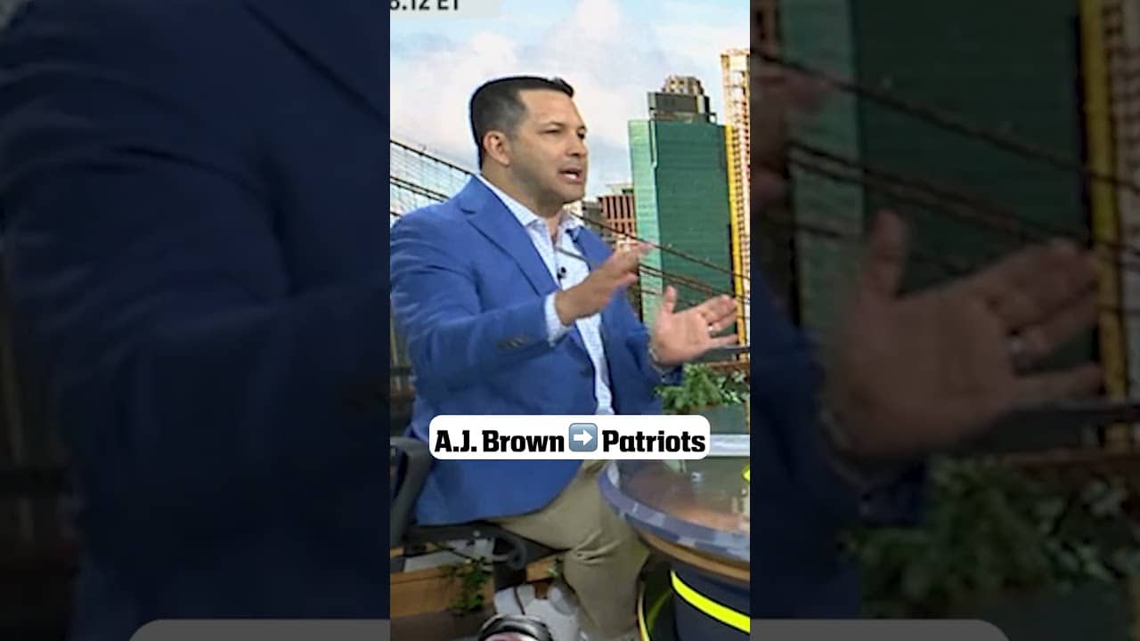 A.J. Brown and Mike Vrabel reunite in New England 🏈