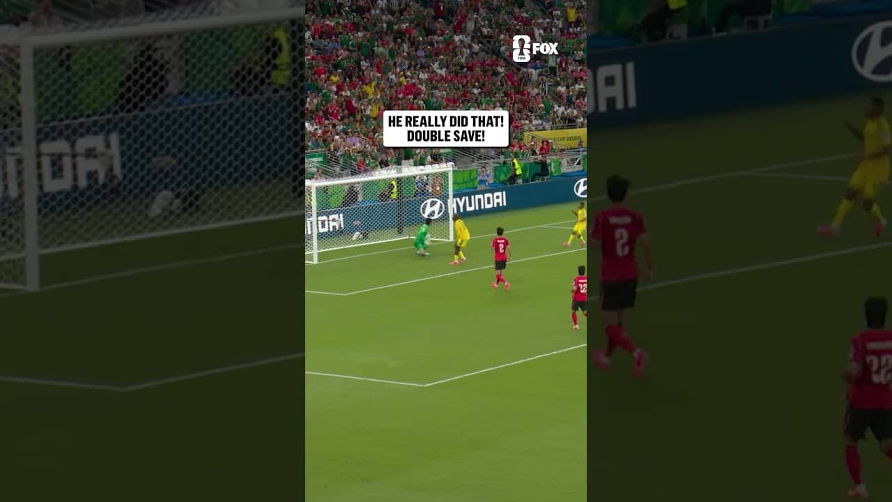 A DOUBLE save from Kim Seung-Gyu to keep South Africa off the scoresheet 🇰🇷