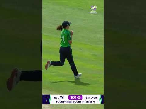 Arlene Kelly juggles but completes the catch to remov Jahzara Claxton 👀 #T20WorldCup