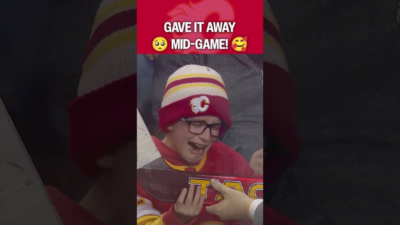 Souvenir in the MIDDLE OF THE GAME!? 🏒😲