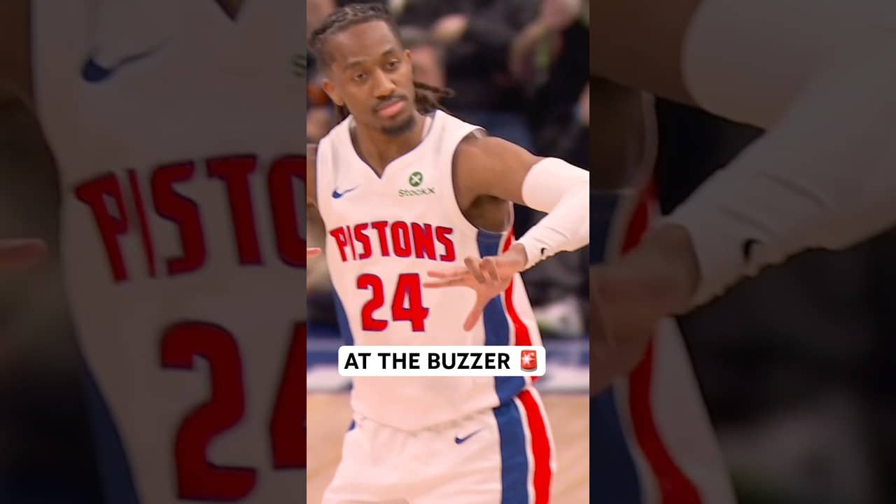 Daniss Jenkins beats the 3rd QTR buzzer! 🚨