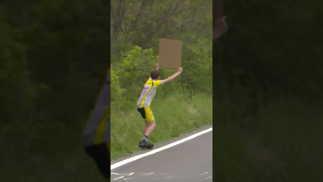DAY MADE 🙌 This fan’s roadside support is rewarded on the opening stage of the Giro d’Italia! 🩷