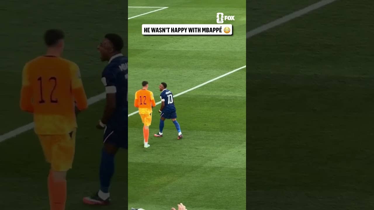 Mbappé refused to shake Orlando Gill's hand, then the Paraguayan goalkeeper tossed the ball at him 👀