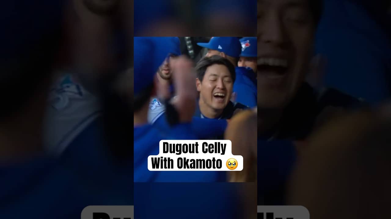 The dugout got together in Kazuma Okamoto’s gratitude circle to celebrate his home run 🥹💙