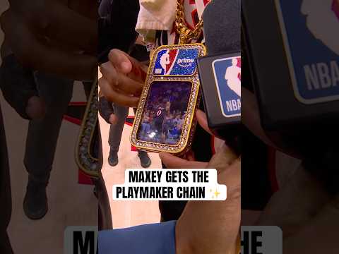 Kyle Lowry had trouble getting the chain to play 😂