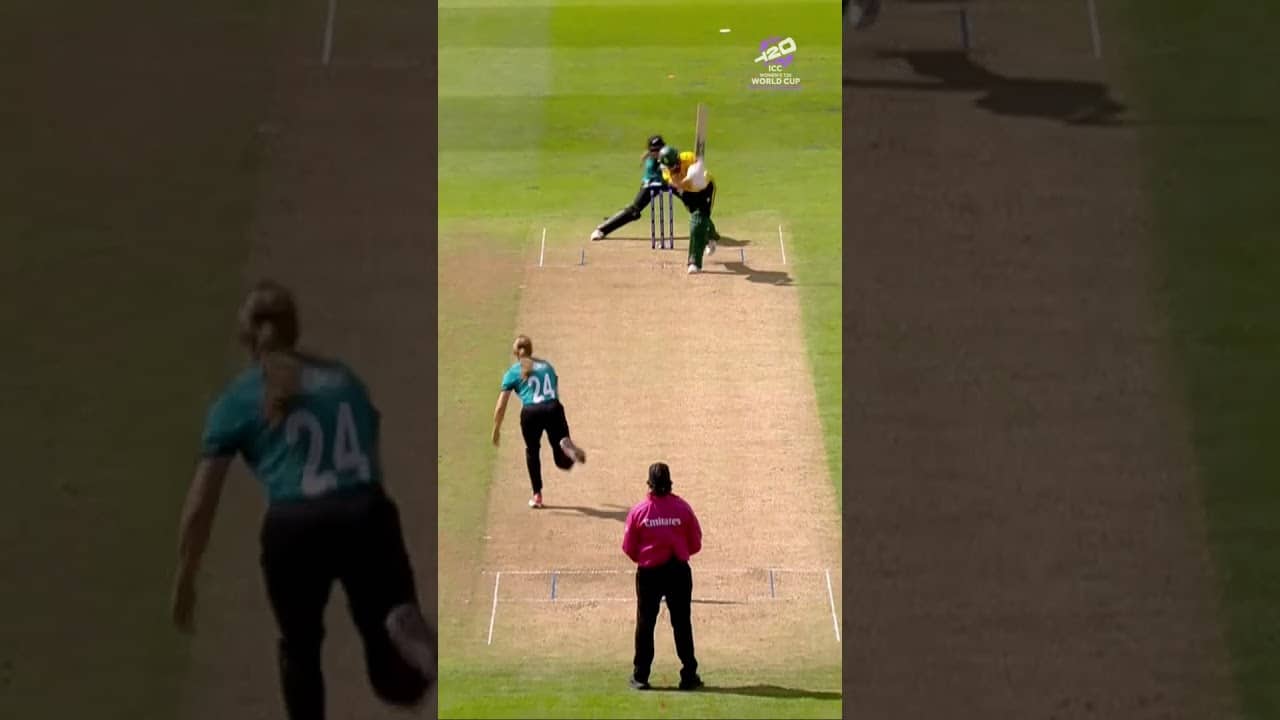 Jess Kerr with a ripper to remove Laura Wolvaardt 🔥