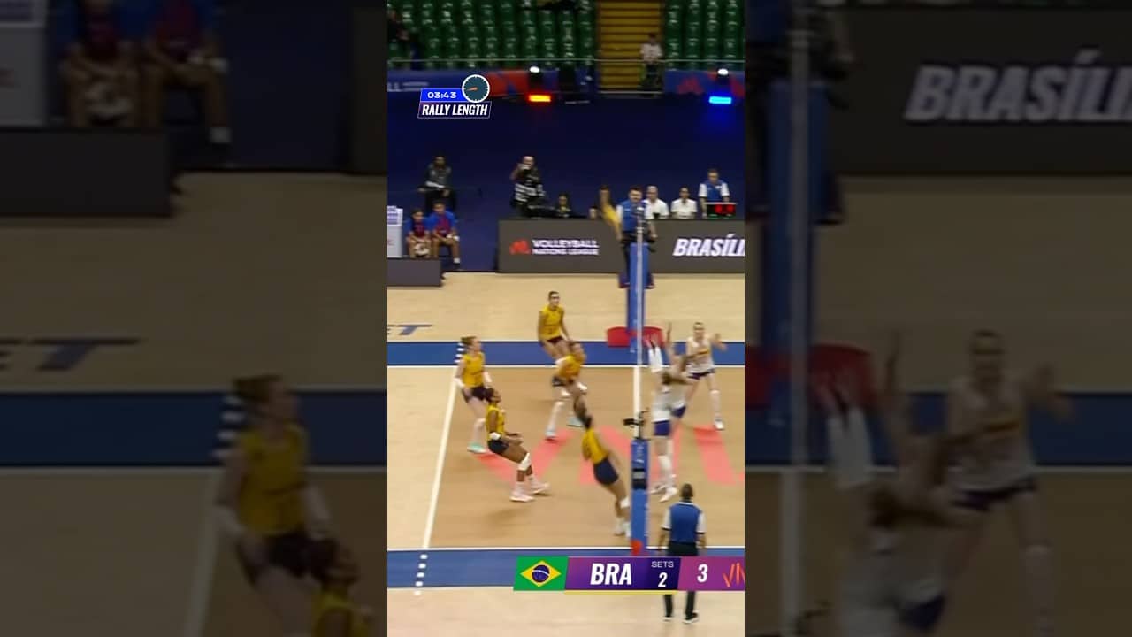 The hustle in this rally is insane!😮‍💨 🇧🇷🇳🇱 #VNL26 #volleyball #volleyballworld #brazil