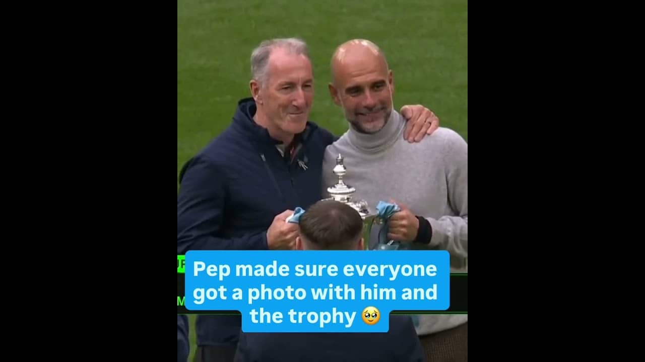 The entire staff took photos with Pep Guardiola after the FA Cup Final win 📸