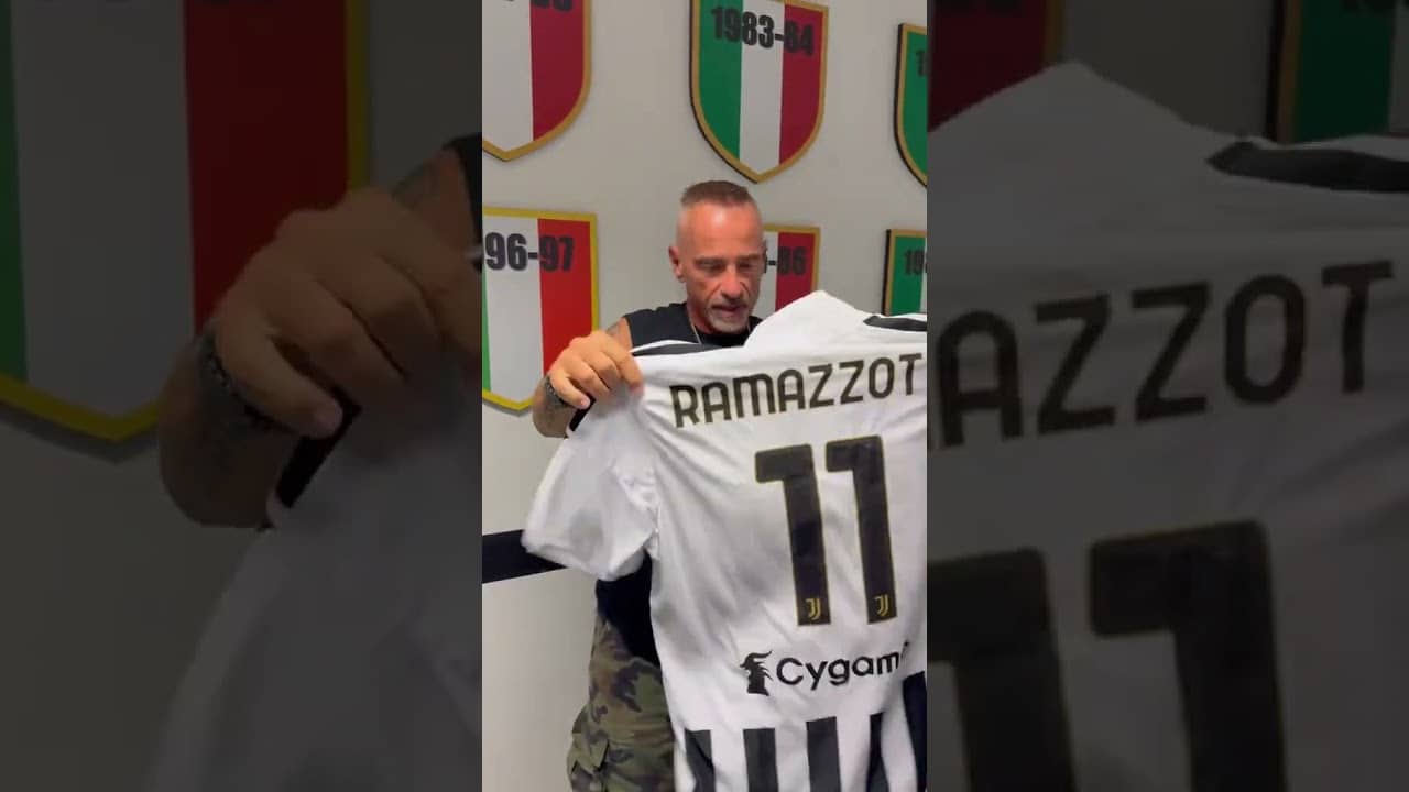 Black and White looks good on you, Eros ⚪⚫🎁 | #ramazzotti #music #juventus