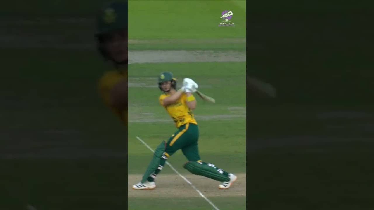 Laura Wolvaardt leading from the front with a huge maximum 🤩 #T20WorldCup