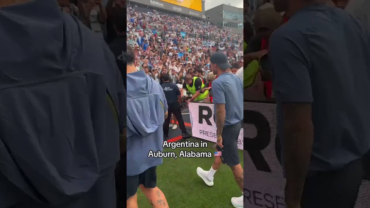 Rodrigo De Paul and Leandro Paredes acknowledging the Argentina fans at Auburn 🤝