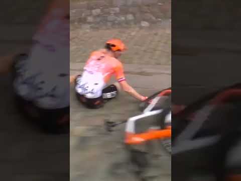 A bizarre crash for Connor Swift 😳😣 The Yorkshireman slides out of the breakaway in Flanders.