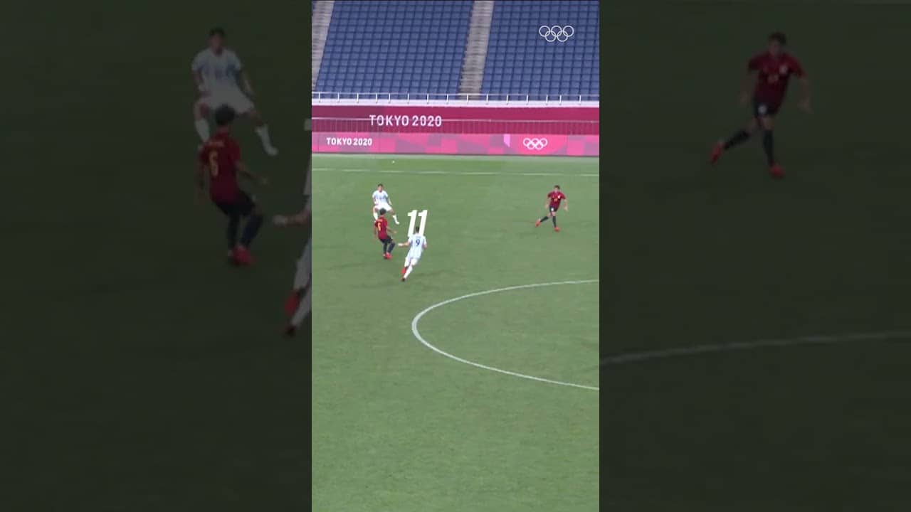 Mikel Merino with the finish for Luis de la Fuente's Spain. We've seen that before! 🇪🇸⚽