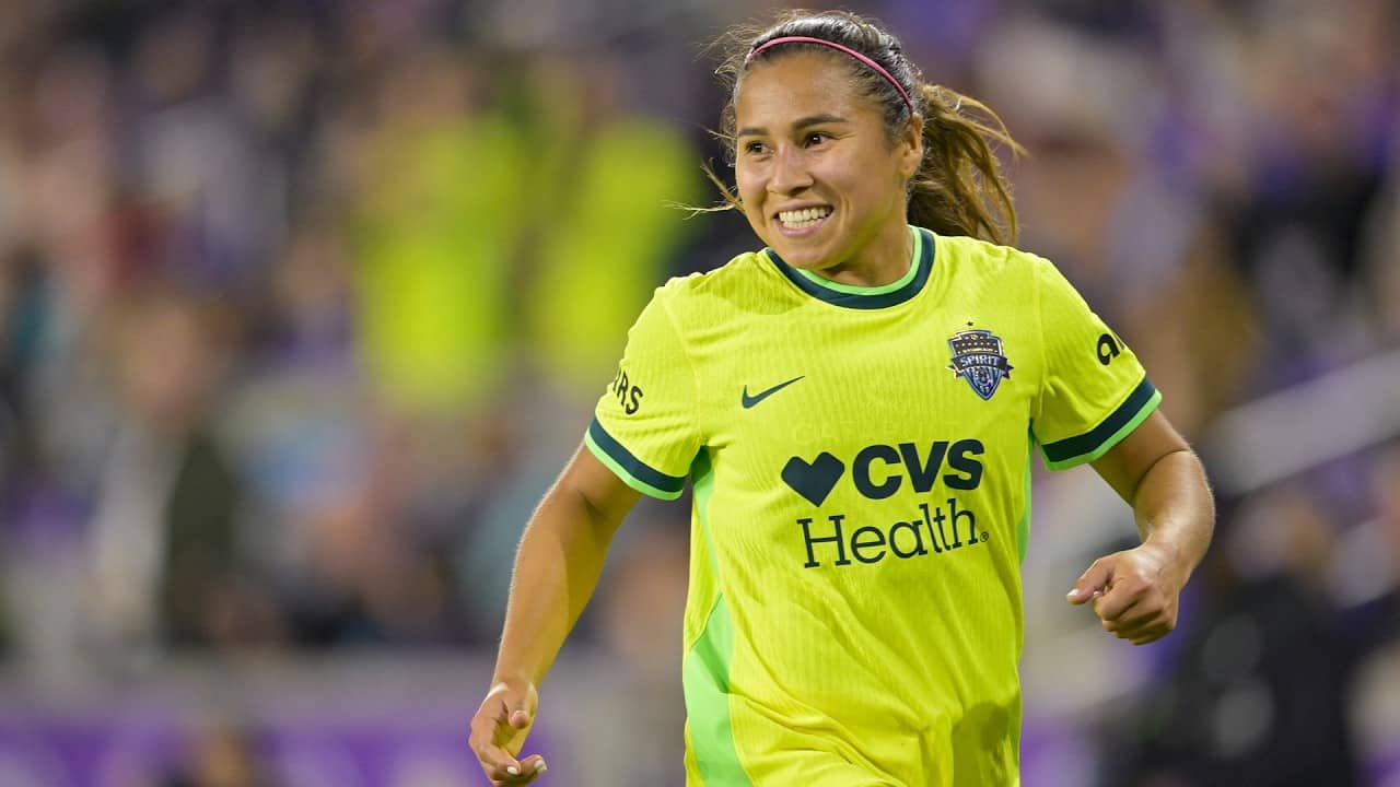 Rewind: Leicy Santos with a STUNNER
