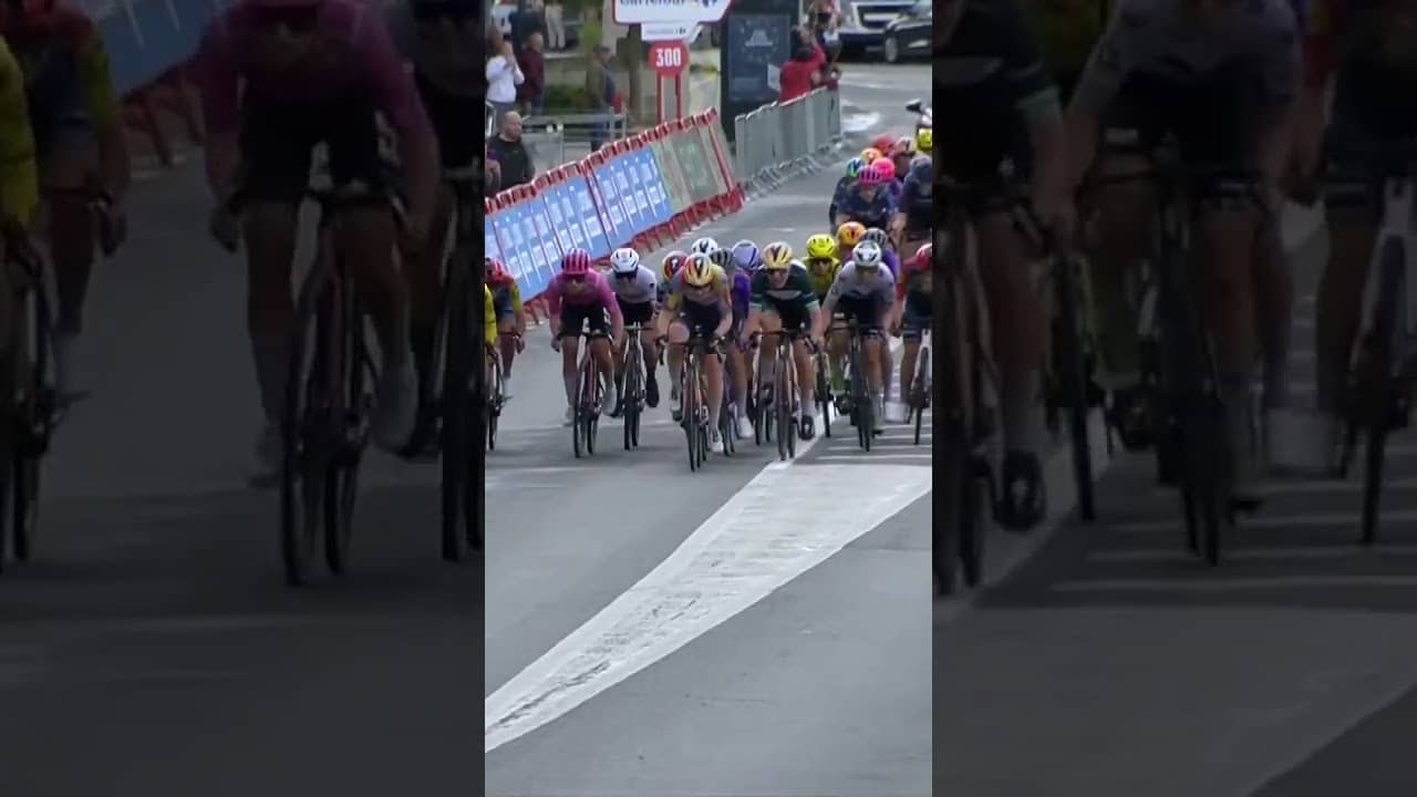 Shari Bossuyt takes the biggest win of her career! 🤯 The Belgian dominated the sprint on Stage 2.