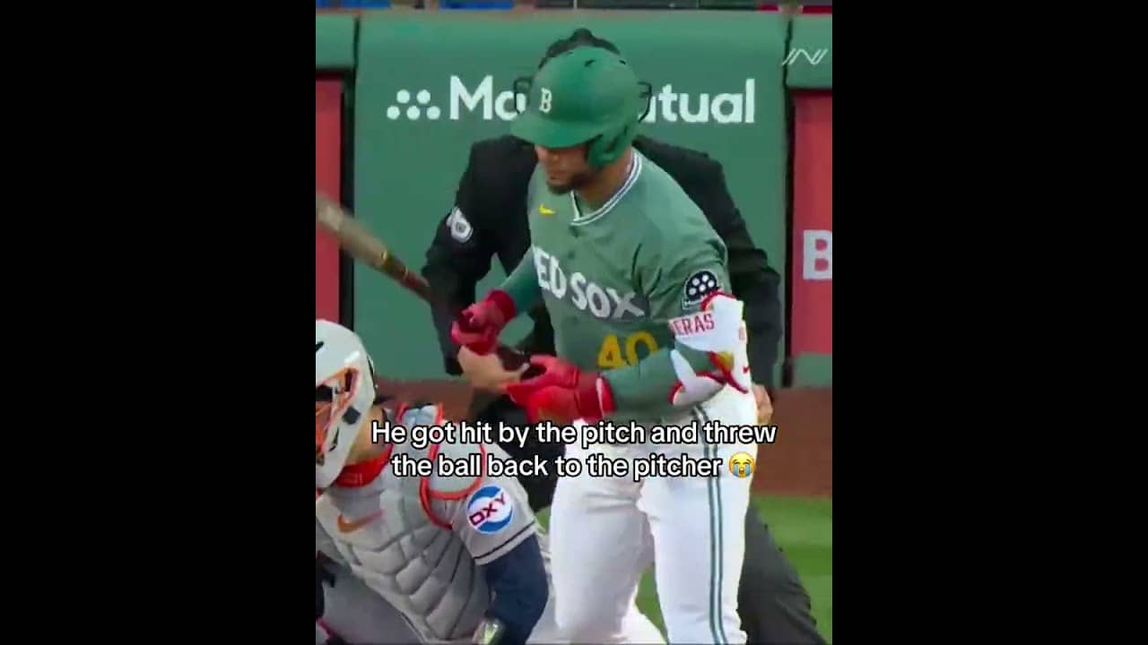 Willson Contreras said 'keep it' 😂