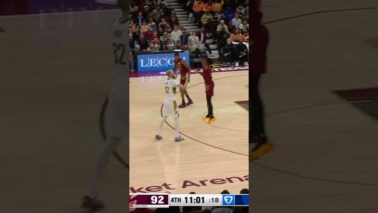 Obi Toppin Finds Jalen Slawson for Three 👀