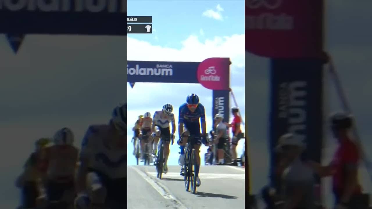 A helping hand 🫶 Igor Arrieta helps cool down Bart Lemmen on a hot day at the Giro 🥵