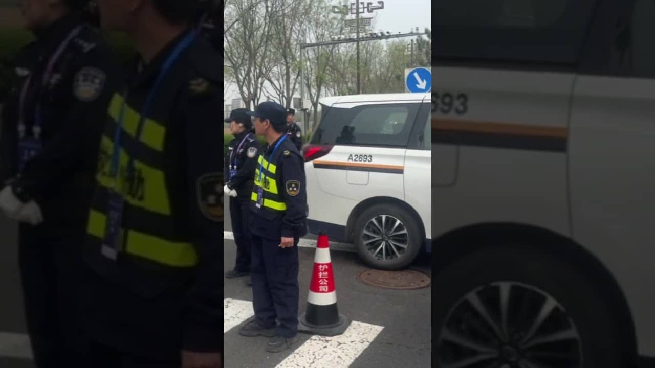 Human vs Robot Half Marathon in China #halfmarathon #robot ￼