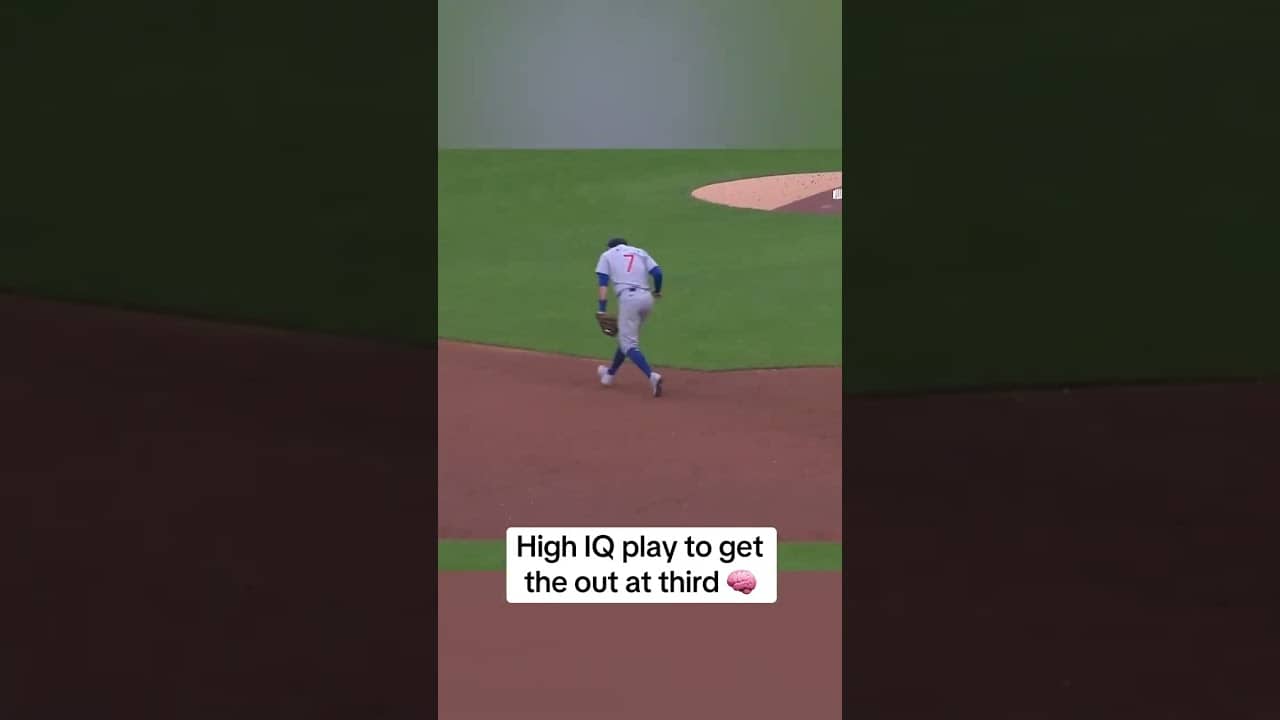 Dansby Swanson acted like the ball went into the outfield on the stolen base 👀