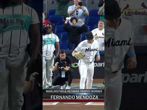 Fernando Mendoza throws out the ceremonial first pitch in Miami 😎