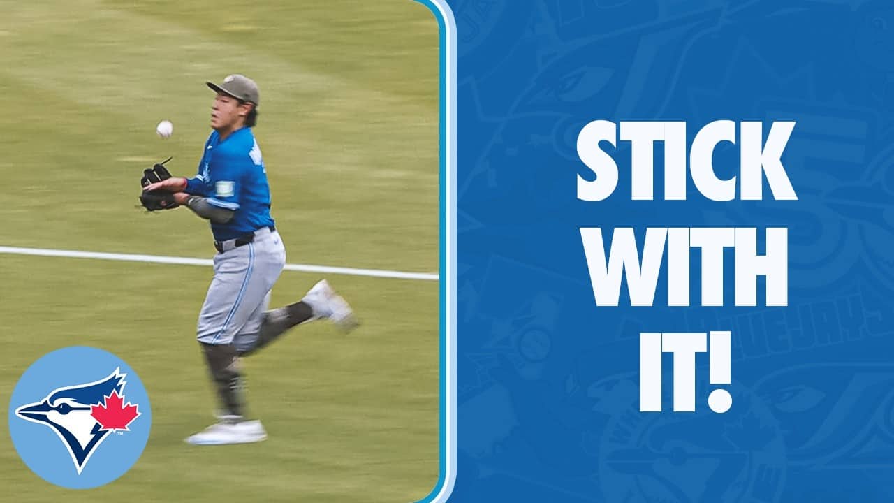 岡本和真のファインプレー！Kazuma Okamoto bobbles, recovers over-the-shoulder catch!