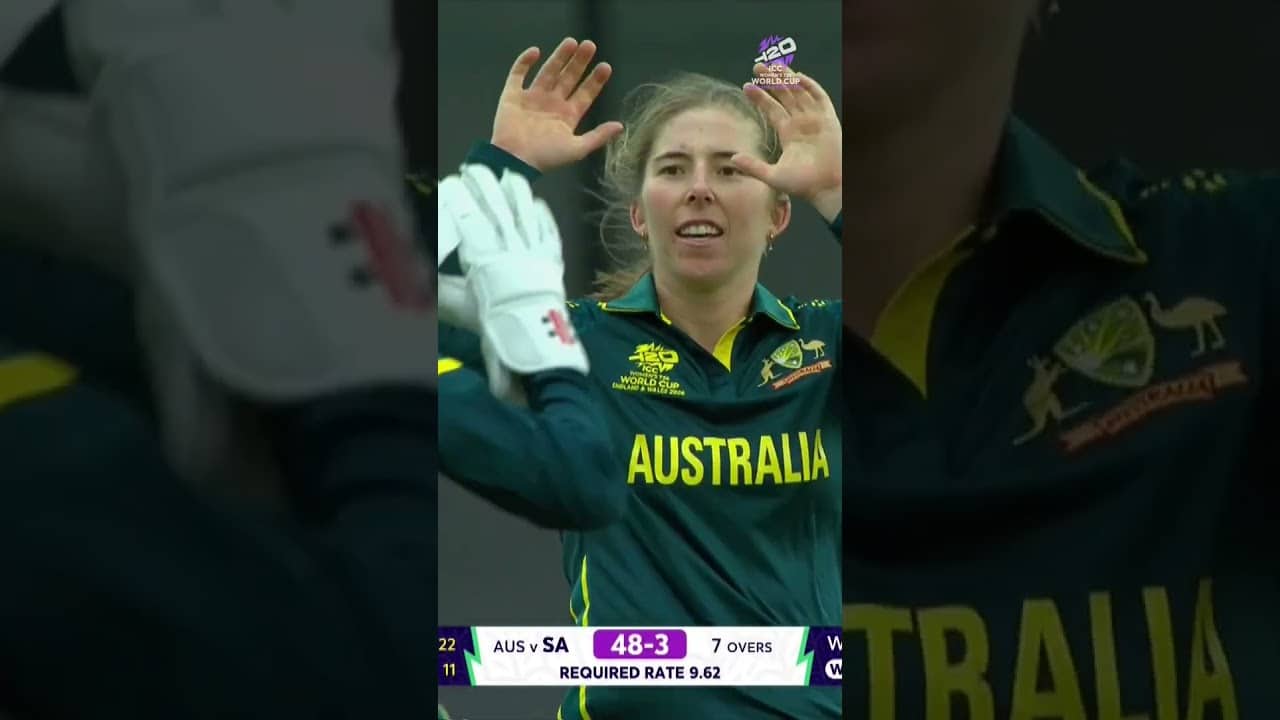 Georgia Wareham’s masterful leg-spin breaks South Africa’s resistance 👌 #T20WorldCup