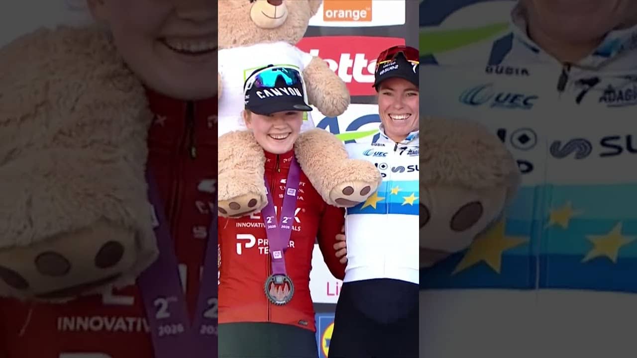 A vicious bear attack on the podium 😱😅Demi Vollering springing one final surprise on Puck Pieterse 😂