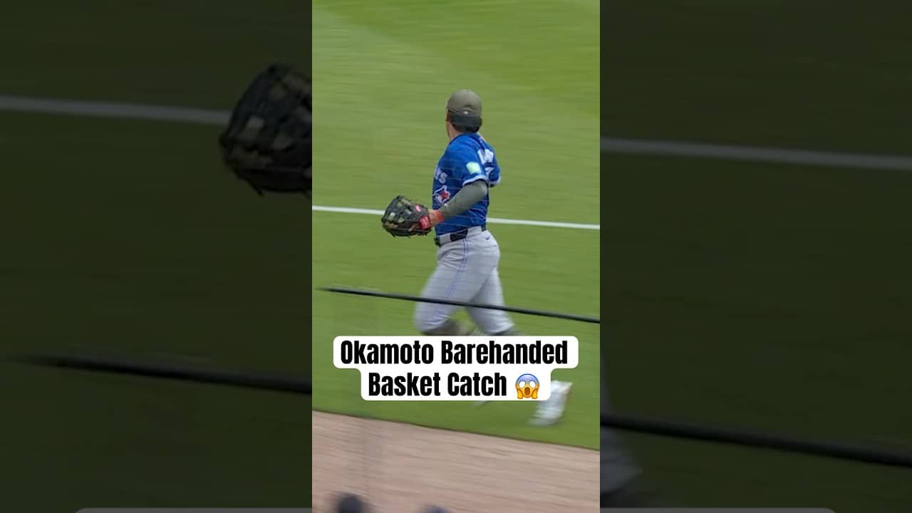 Kazuma Okamoto with an overhead snag into the barehand 😮 #MLB #BlueJays