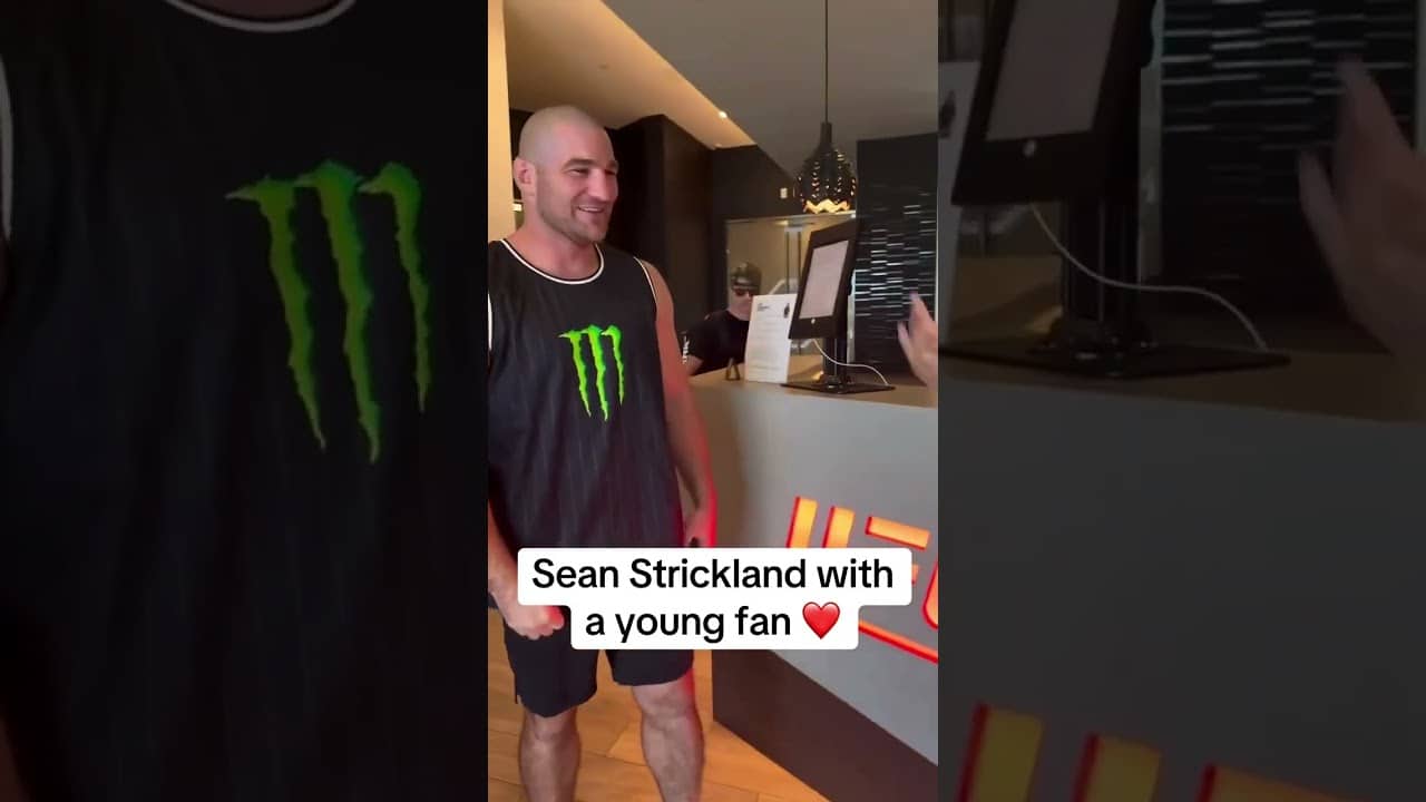 When Sean Strickland made this fan’s day 👏 (via @eljaguars/IG)