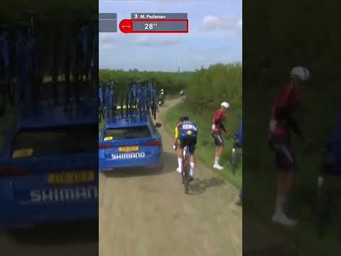 Traffic jam on the cobbles! 🚦 Mads Pedersen has to swerve to avoid the neutral service car.