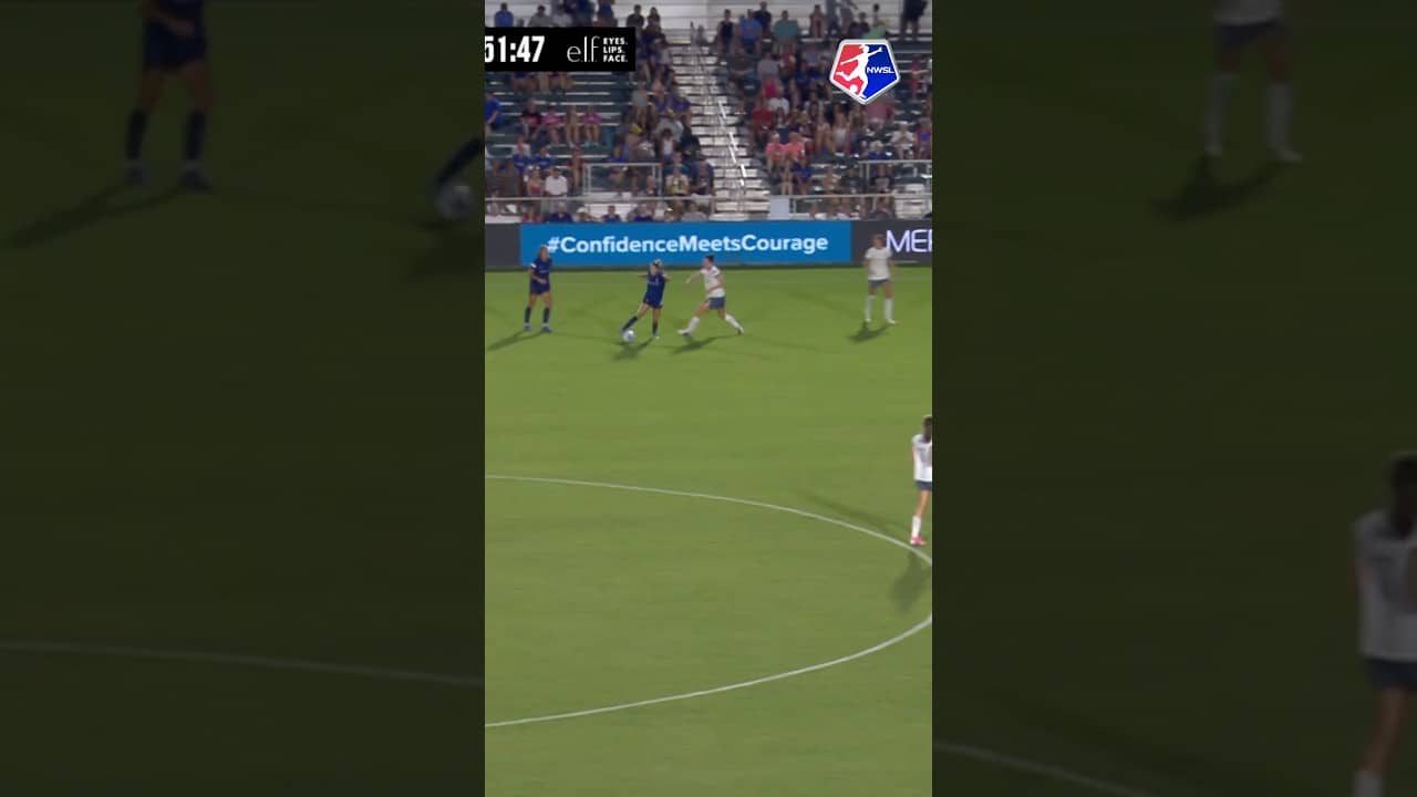 The close control from Ashley Sanchez… unreal. 🤯 #nwsl #soccer #football