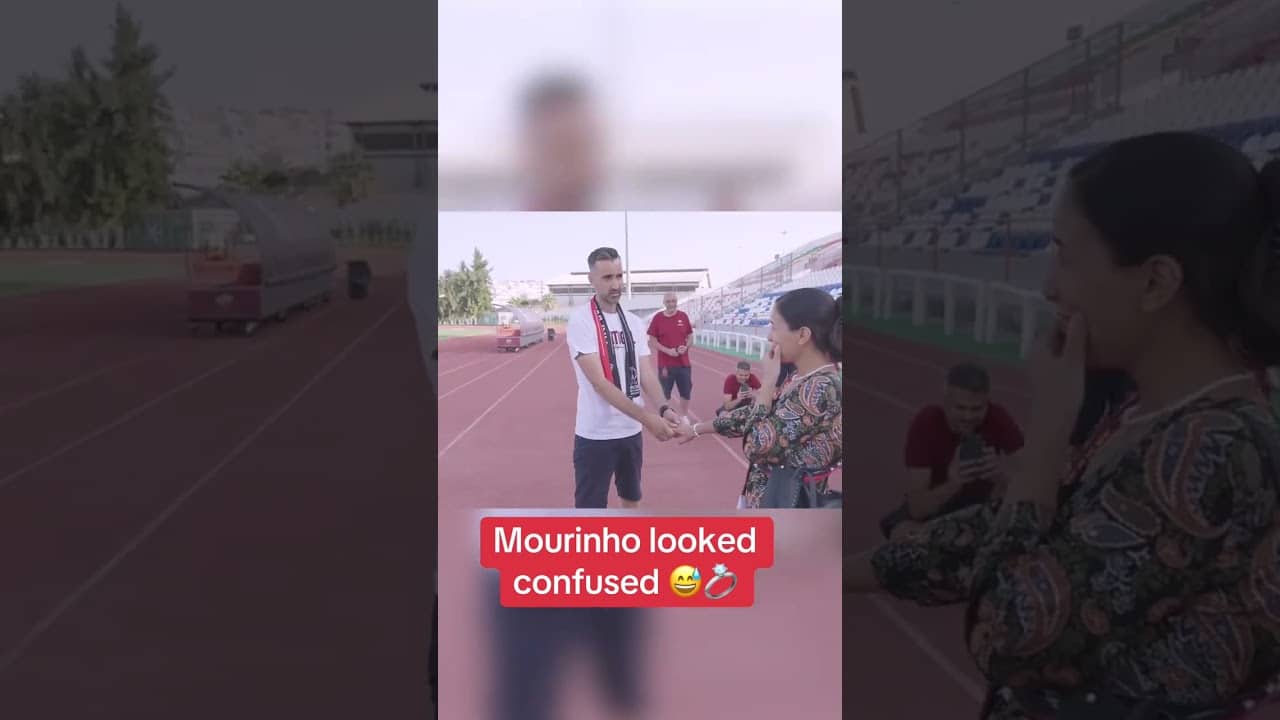 This Roma fan asked for a photo with Mourinho but caught him by surprise 🤣 (via @asroma/TT)
