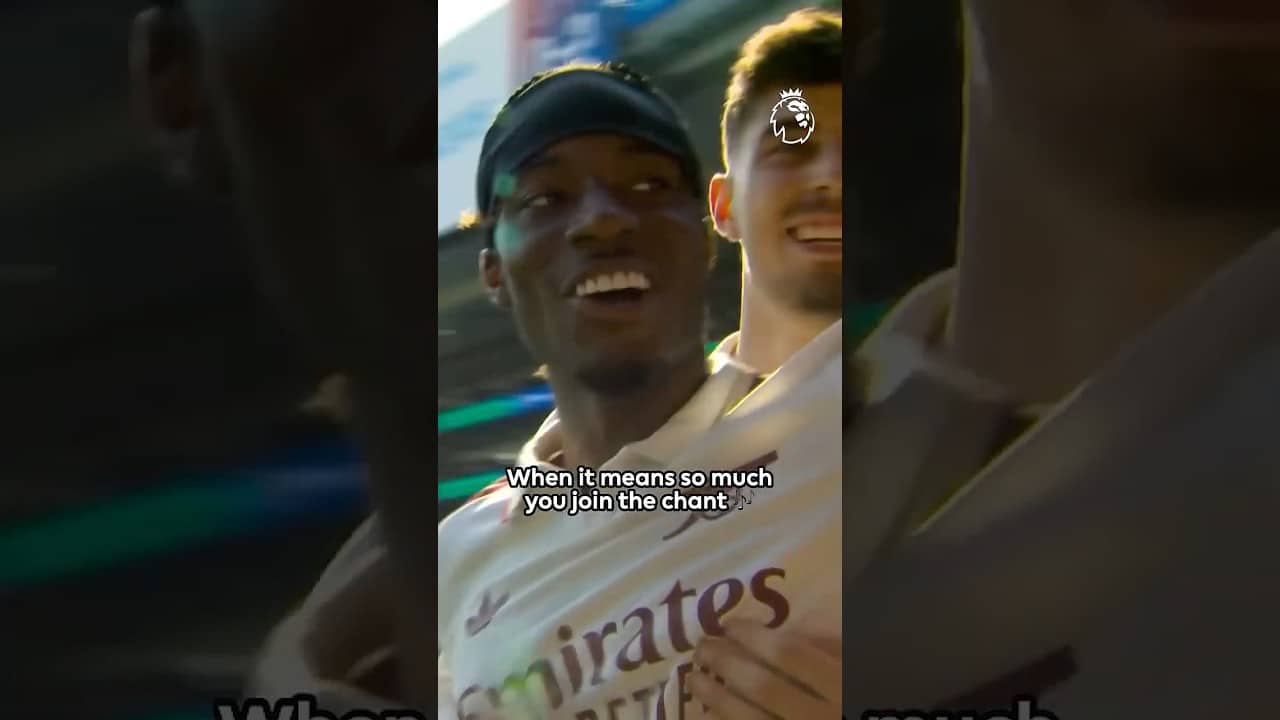 Madueke Celebrates With Arsenal Fans 🎶