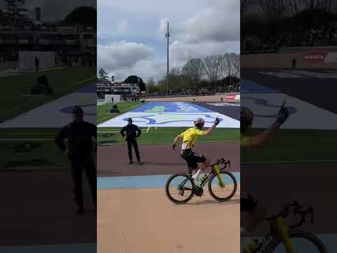 Listen to the ROAR as the Roubaix Velodrome celebrate Wout van Aert’s epic win 🔊🤯