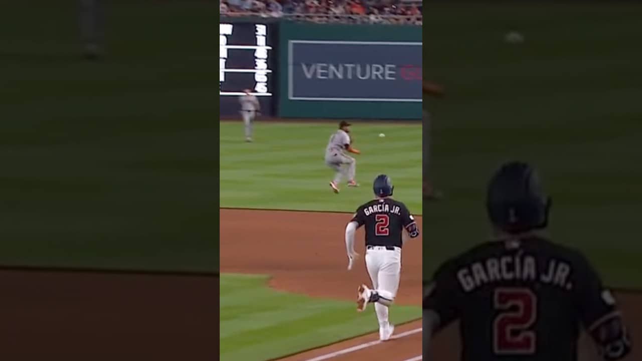Luis Arraez aura farming in the middle of an MLB game 😆