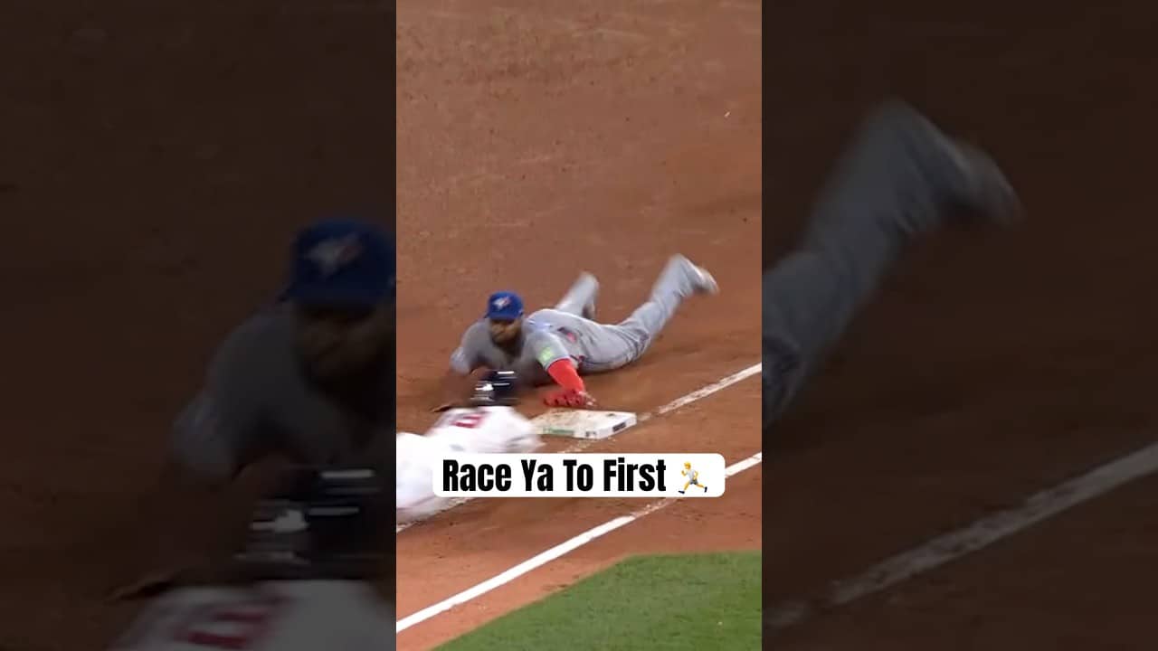 Vladdy turned on the JETS for this huge out 💨 #BlueJays