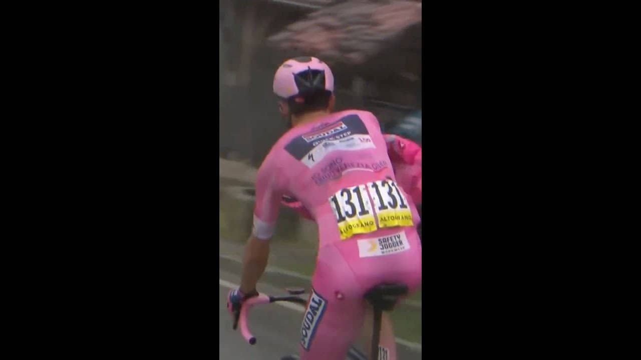 Matt Stephens gives Paul Magnier a 9 out of 10 for putting his pink cape on! 👏