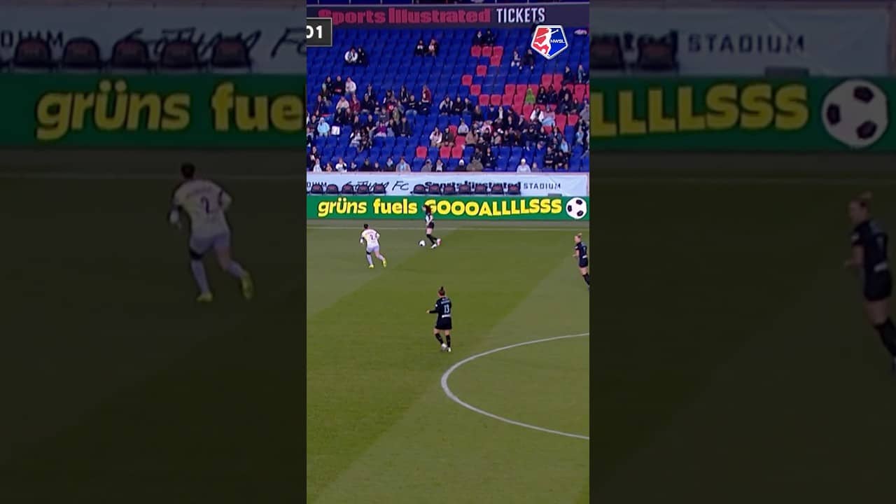 Silky footwork. Elite control. Classic Rose Lavelle. 🔥 #nwsl #soccer #football
