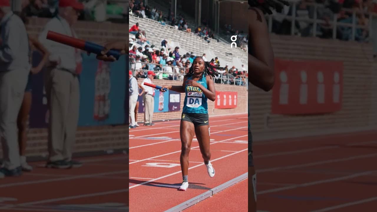 Hydel 🇯🇲 drops the fastest time of the 4x400m prelims with a 3:39.55