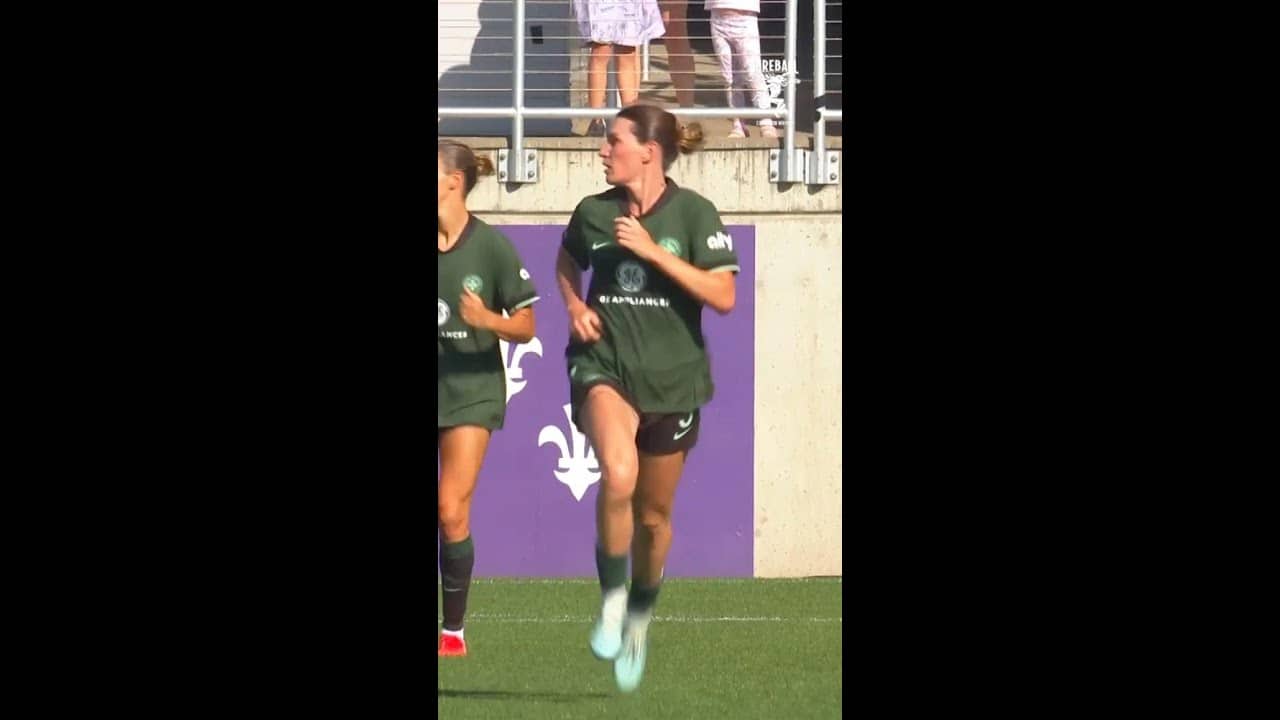 Arin Wright scores vs. the Courage