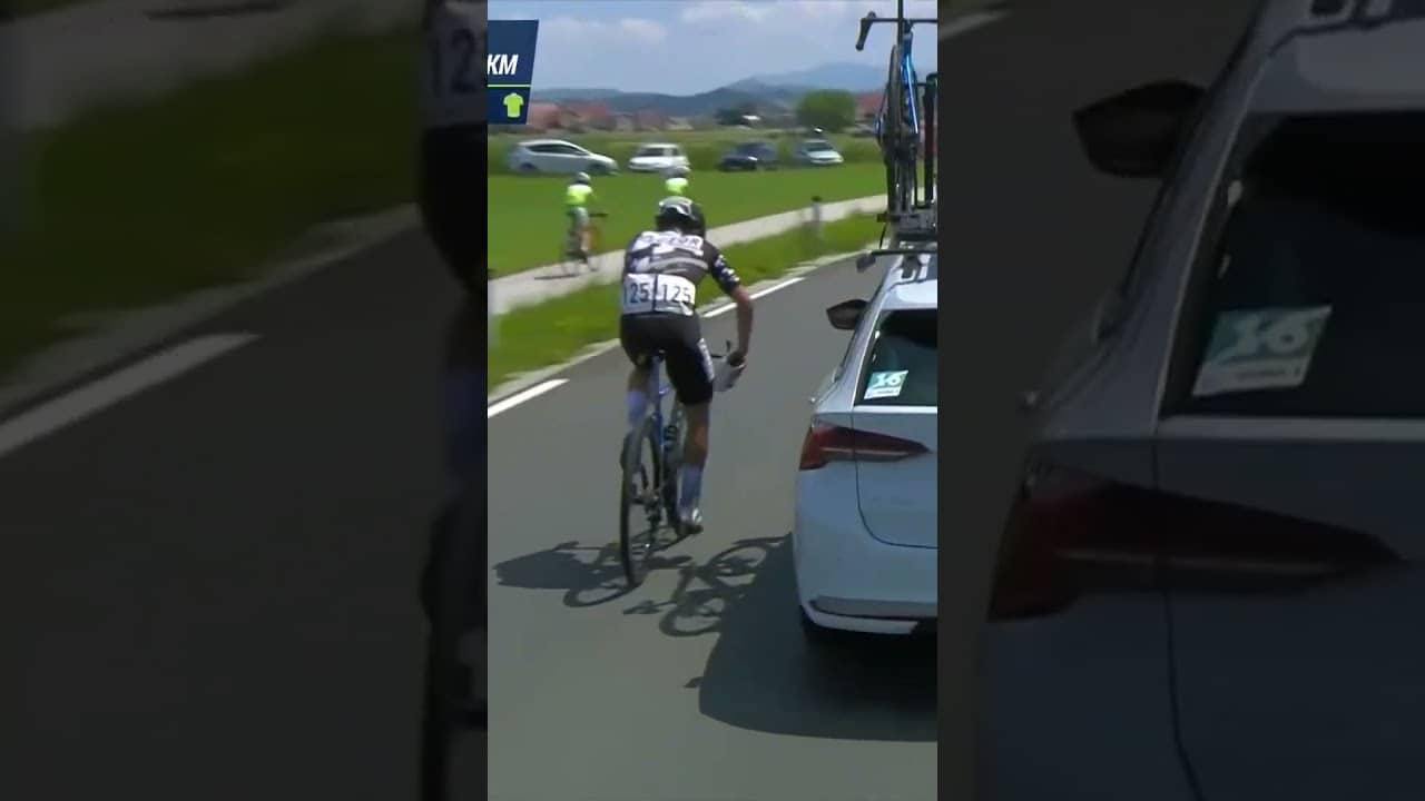 Love to see it 💚 Young riders race alongside the breakaway at the Tour of Slovenia! 👏