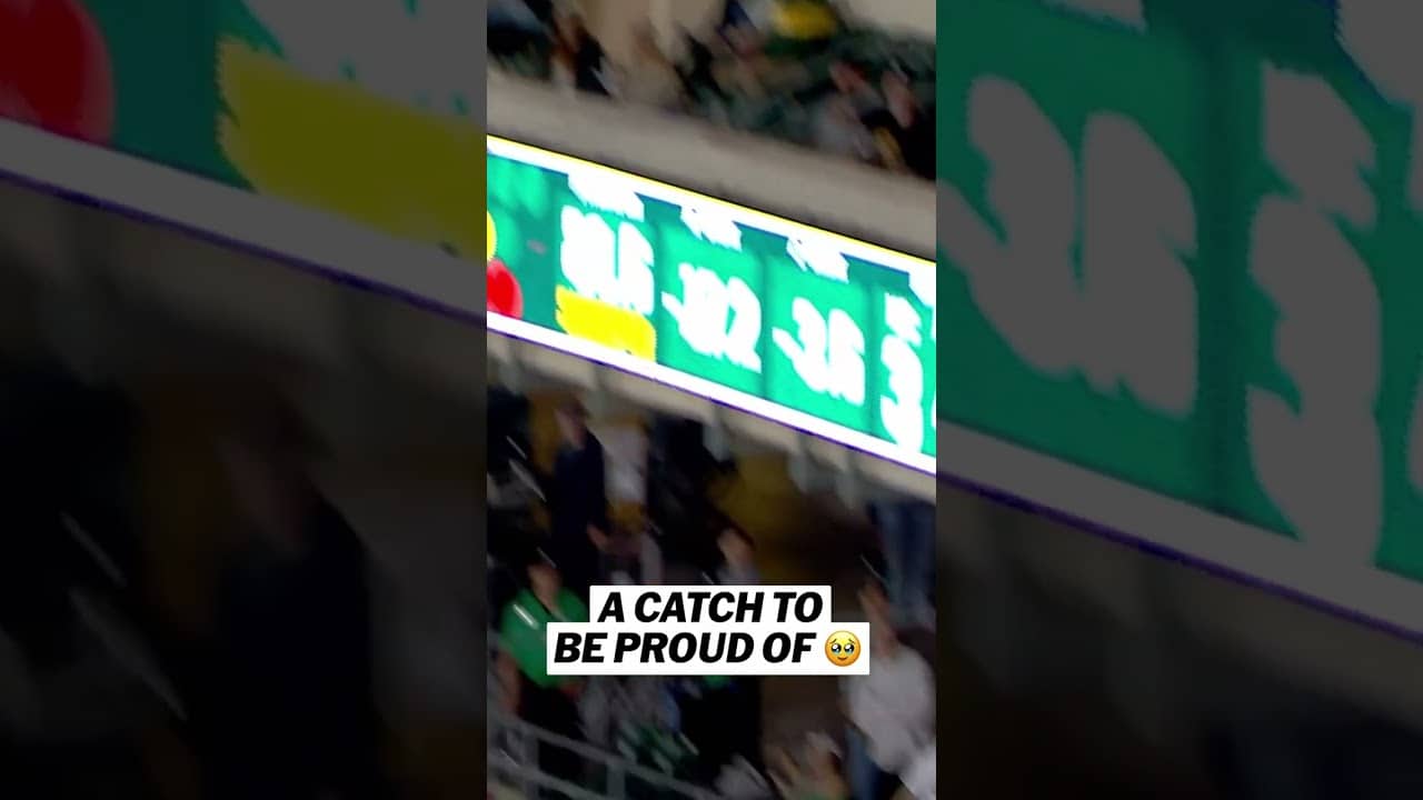 Fan catches don't get much better than this 👏